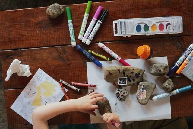Enfant s&apos;adonnant aux arts creatifs