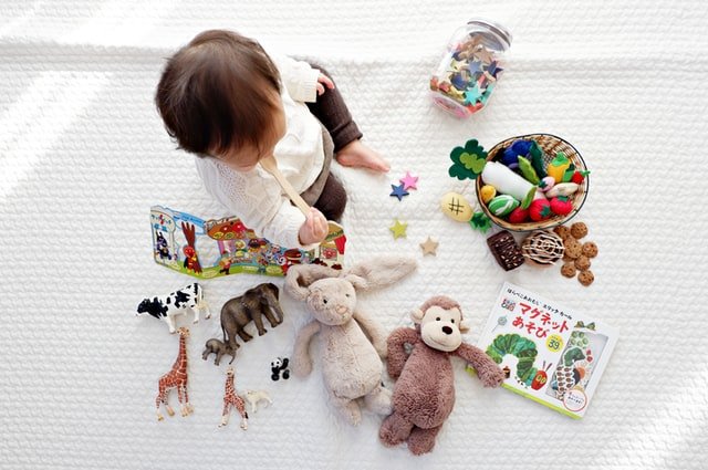 Bébé avec des jouets