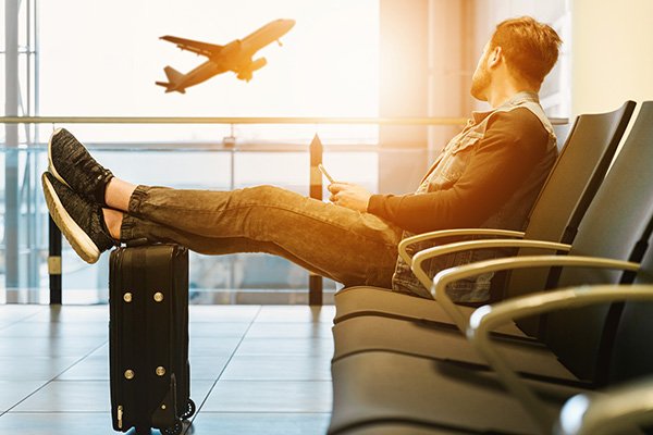 Voyageur dans un aeroport attendant l&apos;avion